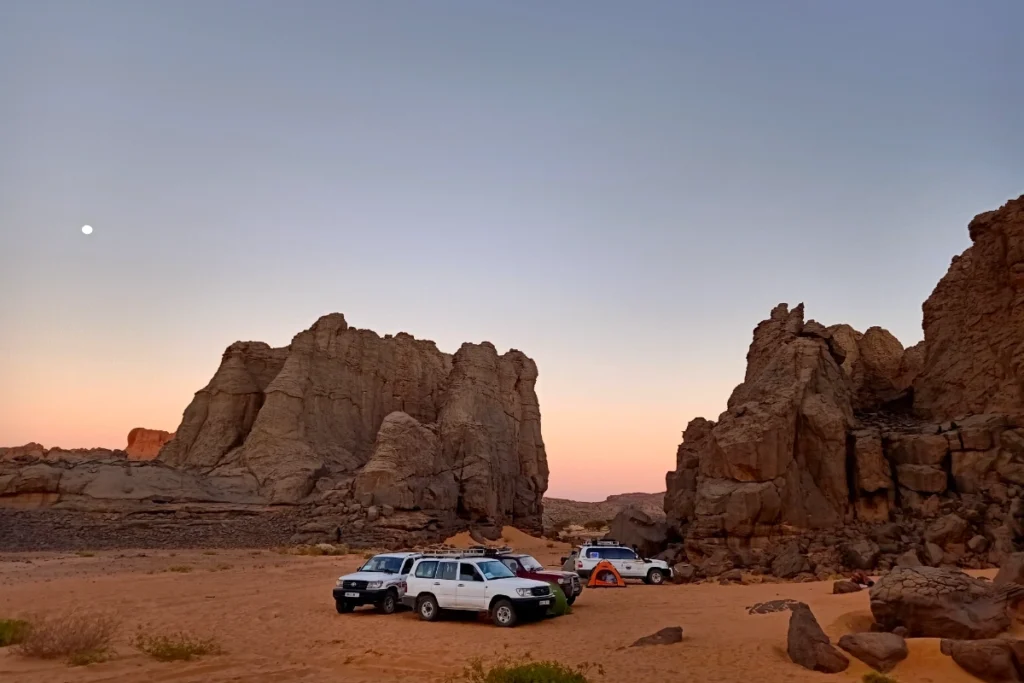 tassili-hoggar-tours-rocheuses-crepuscule-tamanrasset-algerie